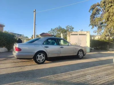 Usata Mercedes E250 1996 Grigio Berlina