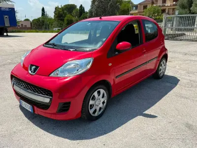 Usata Peugeot 107 68 CV (50 kW) 2011 Rosso Utilitaria