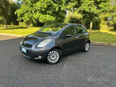 Usata Toyota Yaris 69 CV (50 kW) 2011 Grigio Utilitaria