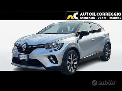 Usata Renault Captur Techno 145 CV (106 kW) 2023 Grigio chiaro SUV
