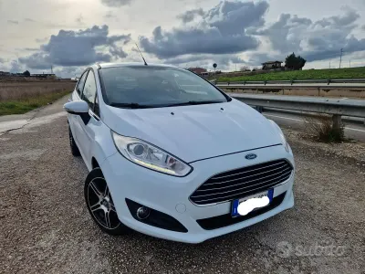 Käytetty Ford Fiesta Titanium 97 HP (71 kW) 2015 Valkoinen Viistoperä