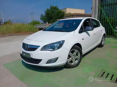 Usata Opel Astra Cosmo 140 CV (102 kW) 2010 Bianco Berlina