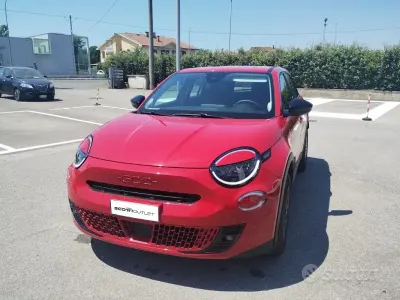 Gebraucht Fiat 600E Red 114 kW (156 PS) 2024 Rot Limousine
