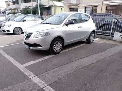 Usata Lancia Ypsilon 80 CV (58 kW) 2015 Argento Utilitaria