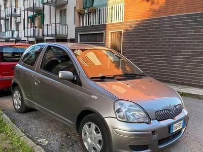 Usata Toyota Yaris 2003 Grigio Berlina