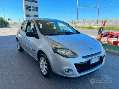 Usata Renault Clio II 75 CV (55 kW) 2010 Grigio Berlina
