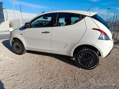 Usata Lancia Ypsilon Gold 85 CV (62 kW) 2015 Bronzo Utilitaria
