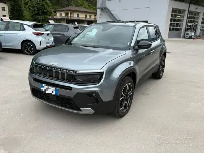 Käytetty Jeep Avenger Summit 101 HP (74 kW) 2025 Harmaa Katumaasturi