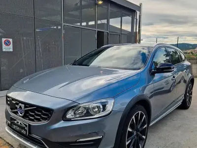Usata Volvo V60 CC Momentum 150 CV (110 kW) 2015 Nero Station wagon