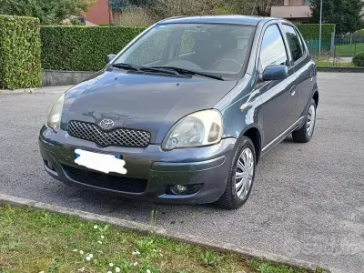 Begagnad Toyota Yaris 68 HK (50 kW) 2004 Grå Halvkombi