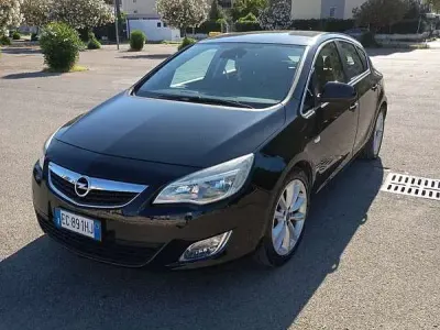 Usata Opel Astra Cosmo 125 CV (91 kW) 2010 Nero Berlina