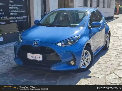 Usata Toyota Yaris Hybrid Active 92 CV (67 kW) 2020 Blu Berlina