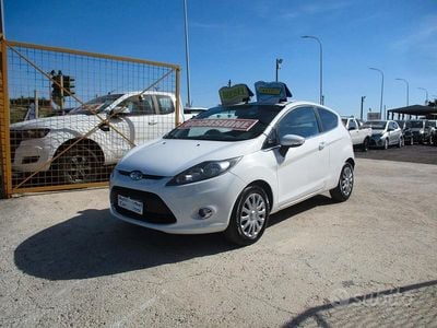 Usata Ford Fiesta Titanium 70 CV (51 kW) 2011 Bianco Utilitaria