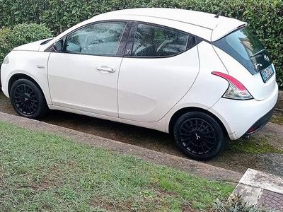 Usata Lancia Ypsilon 80 CV (58 kW) 2015 Bianco Utilitaria