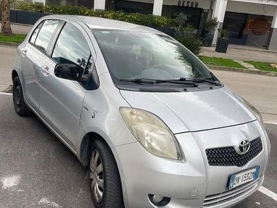 Grigio Usata 2009 Toyota Yaris Utilitaria | 2750 € (Ottimo prezzo)
