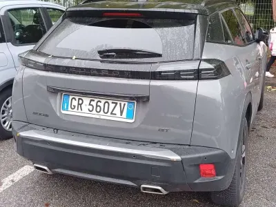 Usata Peugeot 2008 GT 131 CV (96 kW) 2023 Grigio SUV