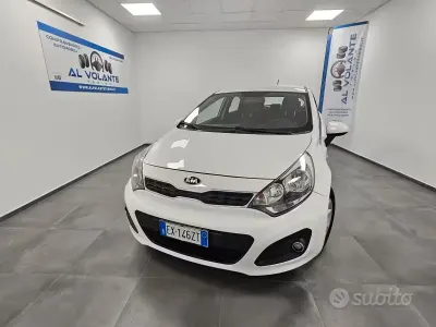 Usata Kia Rio Active 85 CV (62 kW) 2015 Bianco Berlina