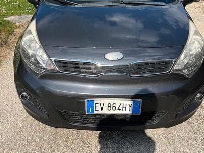 Usata Kia Rio Active 75 CV (55 kW) 2014 Grigio Berlina