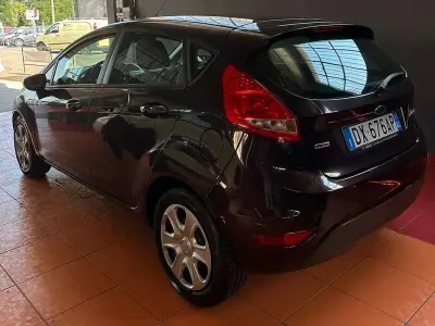 Usata Ford Fiesta Titanium 68 CV (50 kW) 2009 Rosso Berlina