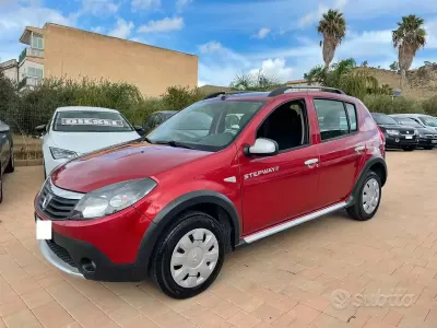 Begagnad Dacia Sandero 75 HK (55 kW) 2012 Röd Sedan