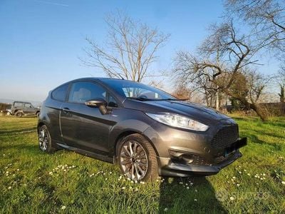Usata Ford Fiesta ST-Line 75 CV (55 kW) 2017 Grigio Utilitaria