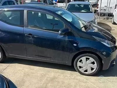 Begagnad Toyota Aygo X-play 69 HK (50 kW) 2016 Blå Halvkombi