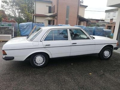 Usata Mercedes 200 109 CV (80 kW) 1981 Bianco Berlina