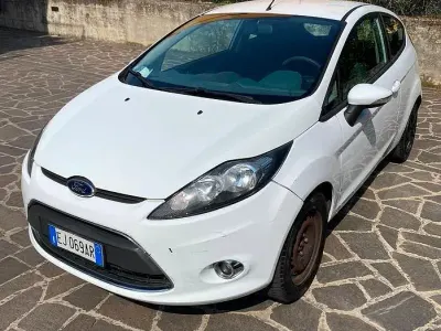 Usata Ford Fiesta 70 CV (51 kW) 2011 Bianco Berlina