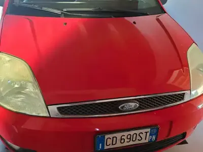 Begagnad Ford Fiesta 68 HK (50 kW) 2005 Röd Halvkombi