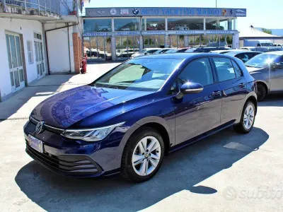 Usata VW Golf VIII Life 110 CV (80 kW) 2022 Blu Berlina