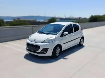 Usata Peugeot 107 Active 68 CV (50 kW) 2012 Bianco Utilitaria