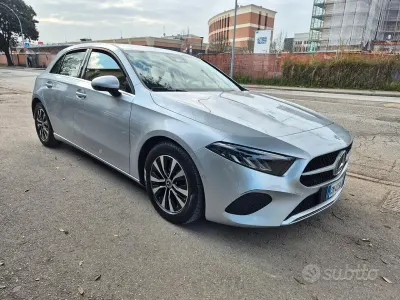 Usata Mercedes A180 116 CV (85 kW) 2023 Grigio Berlina