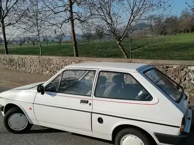Usata Ford Fiesta 49 CV (36 kW) 1987 Bianco Utilitaria