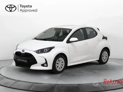 Begagnad Toyota Yaris Hybrid Active 115 HK (84 kW) 2022 Vit Sedan