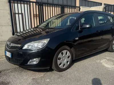 Usata Opel Astra 110 CV (80 kW) 2012 Nero Station wagon