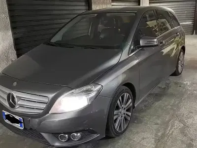 Usata Mercedes B180 122 CV (89 kW) 2013 Grigio Utilitaria
