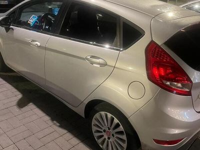 Usata Ford Fiesta 97 CV (71 kW) 2010 Grigio Utilitaria