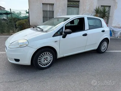 Usata Fiat Grande Punto 75 CV (55 kW) 2011 Bianco Utilitaria