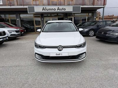 Begagnad VW Golf VIII Life 131 HK (96 kW) 2022 Vit Sedan