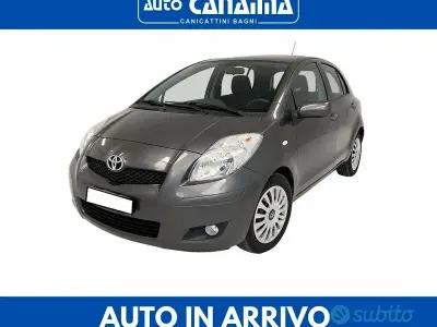 Usata Toyota Yaris 90 CV (66 kW) 2010 Grigio Utilitaria