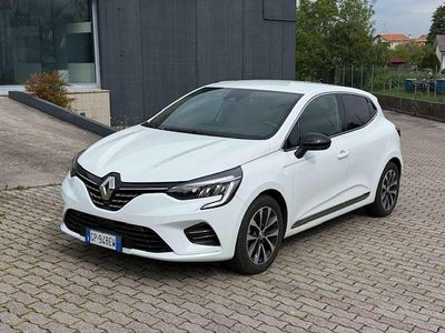 Używany Renault Clio V Techno 91 KM (66 kW) 2023 Biały Sedan/Limuzyna