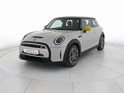 Usata Mini Cooper SE Classic 135 kW (184 CV) 2022 White silver Utilitaria