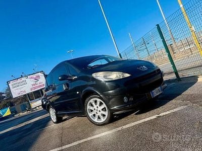 Begagnad Peugeot 1007 70 HK (51 kW) 2007 Svart Minibuss