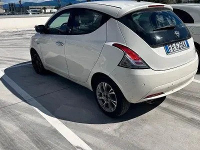 Usata Lancia Ypsilon 95 CV (69 kW) 2016 Bianco Utilitaria