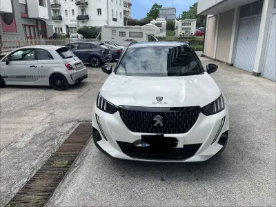 Usata Peugeot 2008 GT-line 131 CV (96 kW) 2020 Bianco SUV