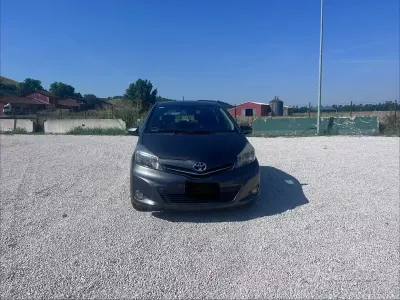 Usata Toyota Yaris 69 CV (50 kW) 2014 Grigio Utilitaria