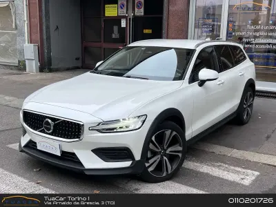 Begagnad Volvo V60 CC Core 197 HK (144 kW) 2024 Vit Kombi