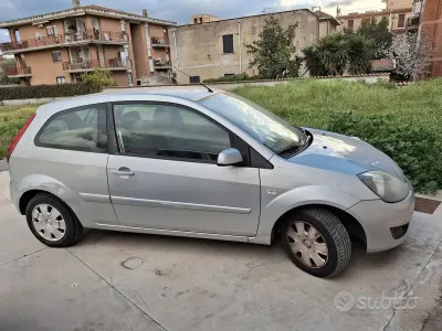 Usata Ford Fiesta Titanium 68 CV (50 kW) 2008 Grigio Utilitaria
