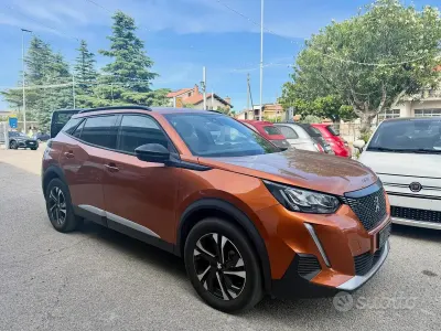 Usata Peugeot 2008 Allure 101 CV (74 kW) 2023 Marrone SUV