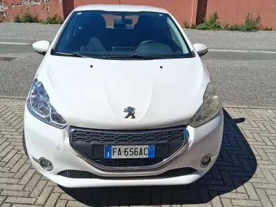 Usata Peugeot 208 Access 68 CV (50 kW) 2015 Bianco Utilitaria